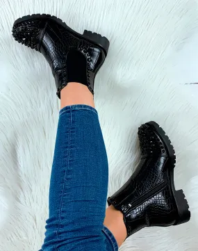 Bottines basses effet croco noir ornées de clous noirs