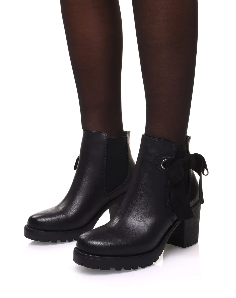 Bottines crantées noires à noeuds et oeillets