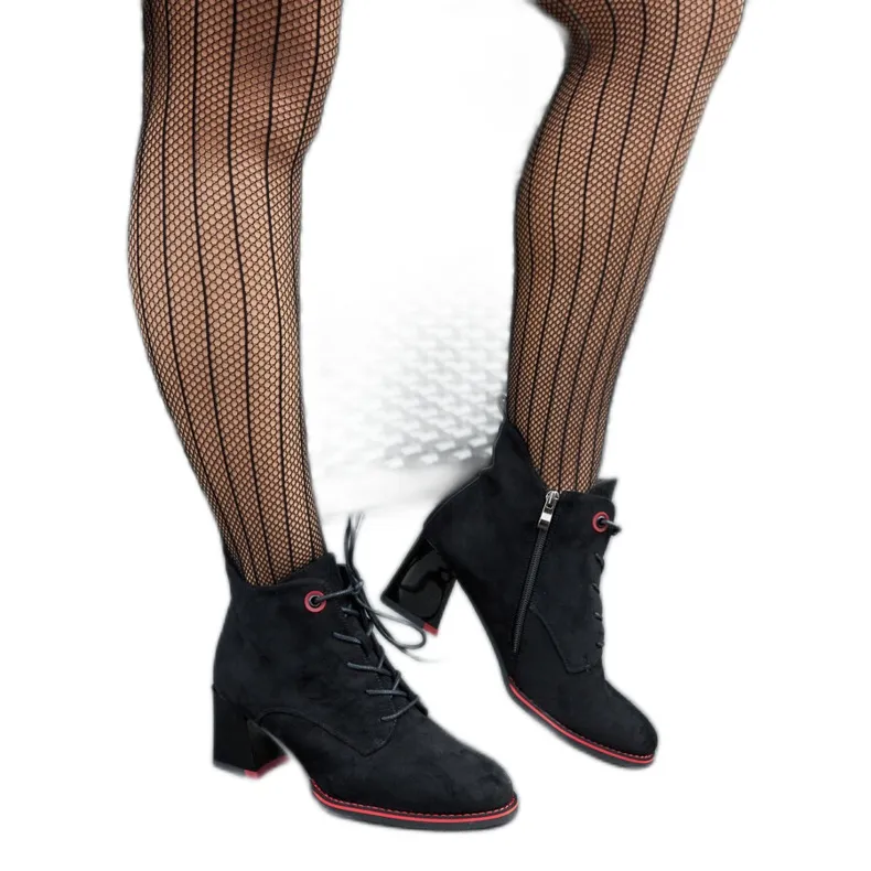 Bottines noires avec un accent rouge sur le talon San le noir