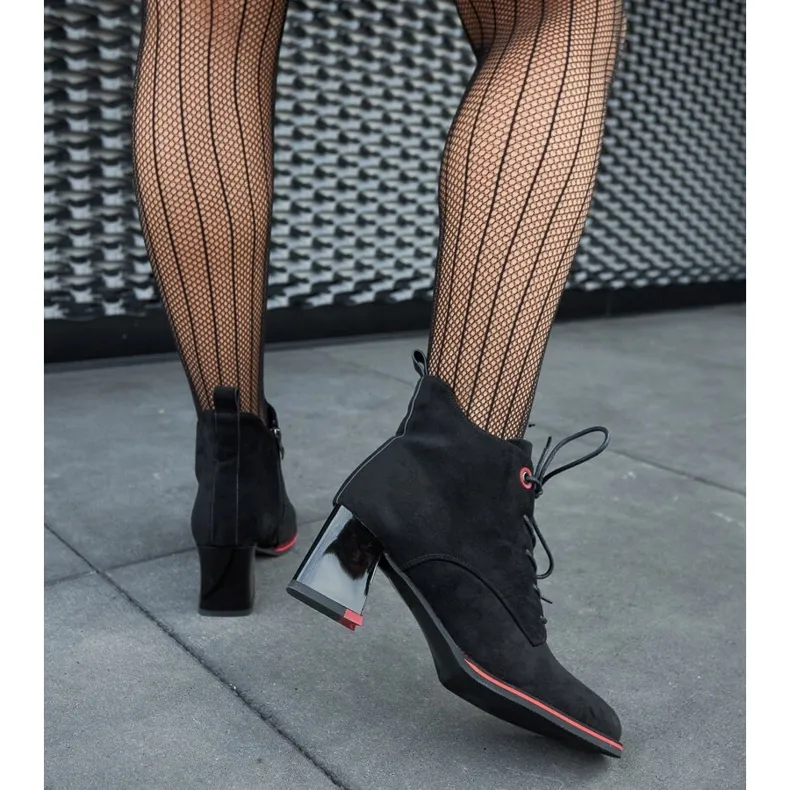 Bottines noires avec un accent rouge sur le talon San le noir