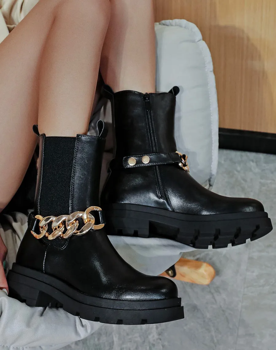 Bottines noires avec élastique et chaîne dorée