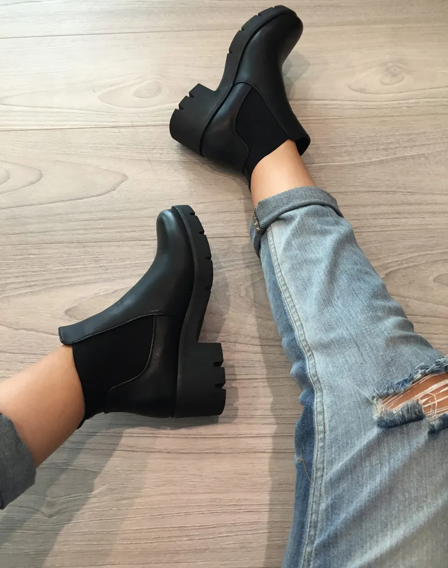 Bottines noires avec élastiques & grosse semelle crantée