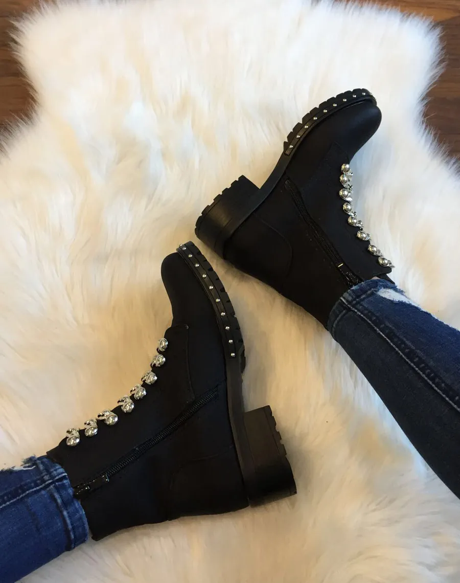 Bottines noires mattes avec chaînes