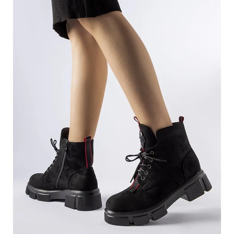 Bottines noires ornées d'une bordure Monrency rouge le noir