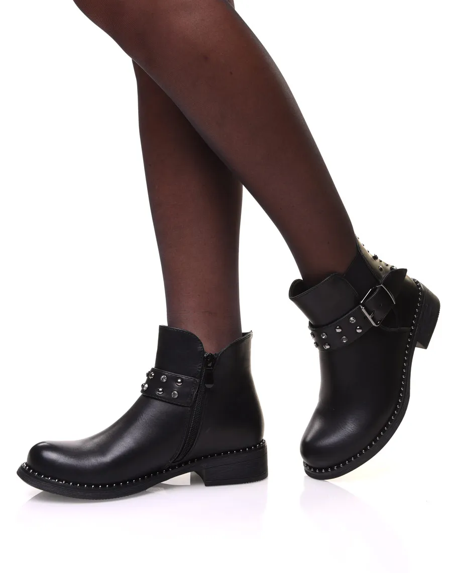 Bottines noires à sangle aux détails perles et strass