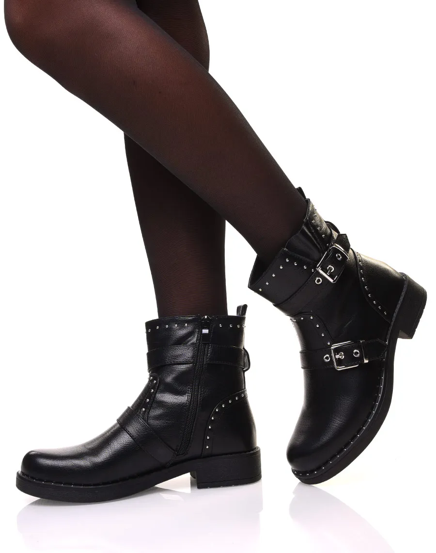 Bottines noires à sangles et ornées de petits clous rond