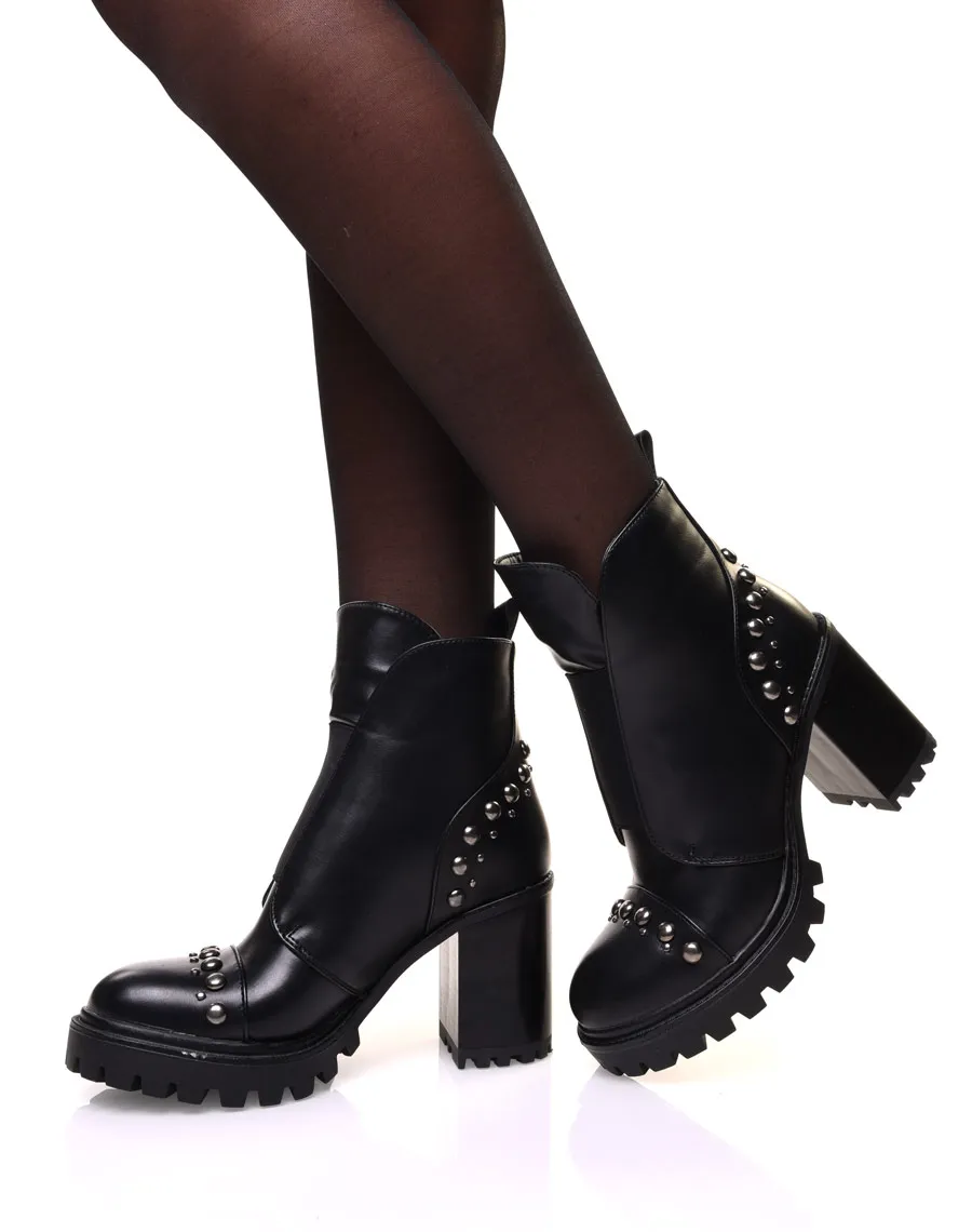 Bottines noires à talon et semelle crantés et détails perles