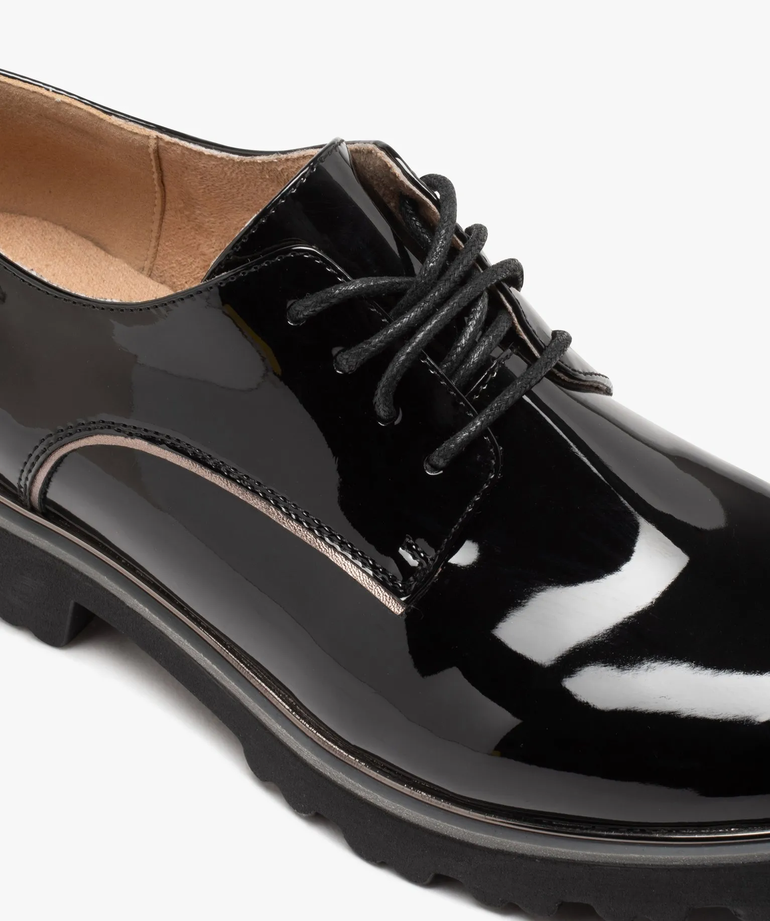 Derbies femme vernis à semelle crantée et lacets ronds noir