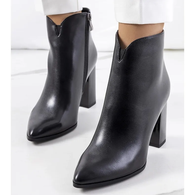 Des bottines noires sur le poteau Ezinet le noir