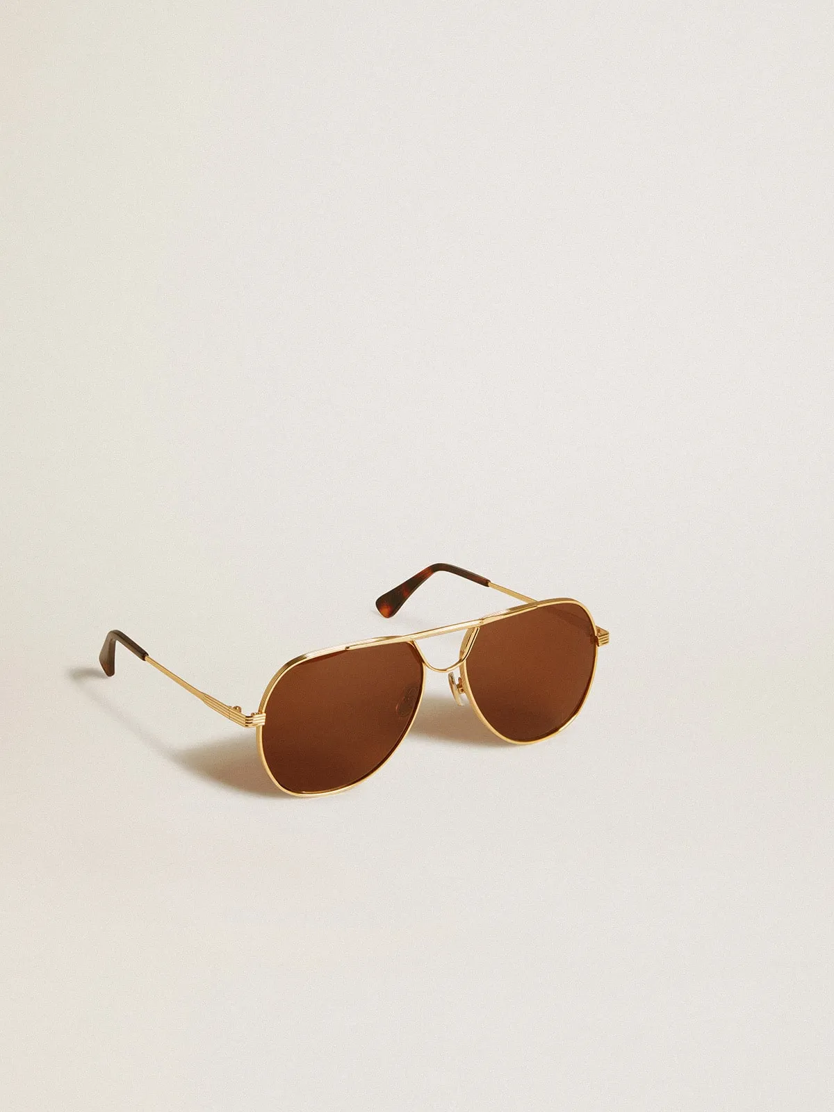 Lunettes de soleil modèle aviateur avec monture dorée et verres marron | Golden Goose