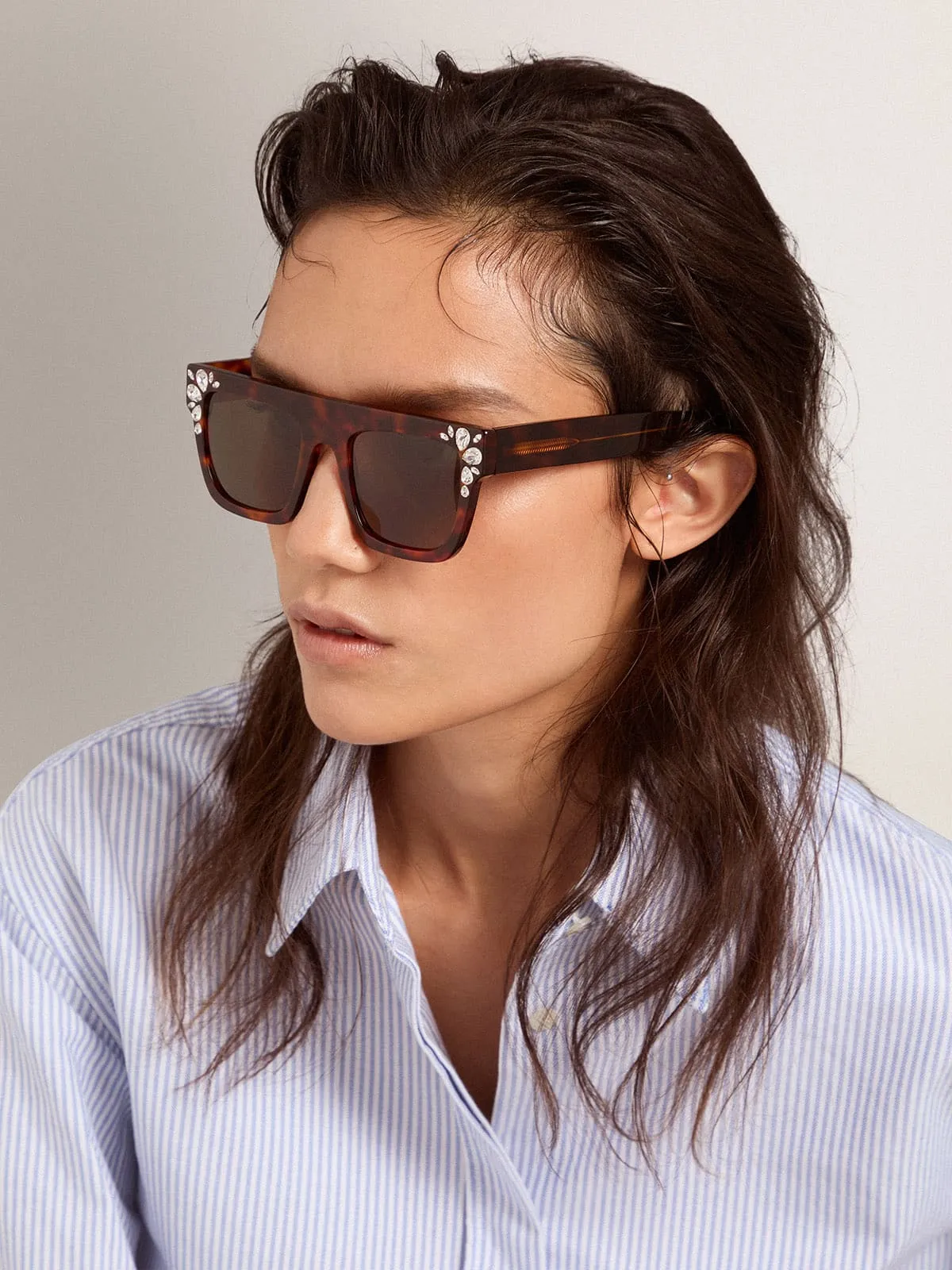 Lunettes de soleil modèle carré avec monture havane et cristaux | Golden Goose