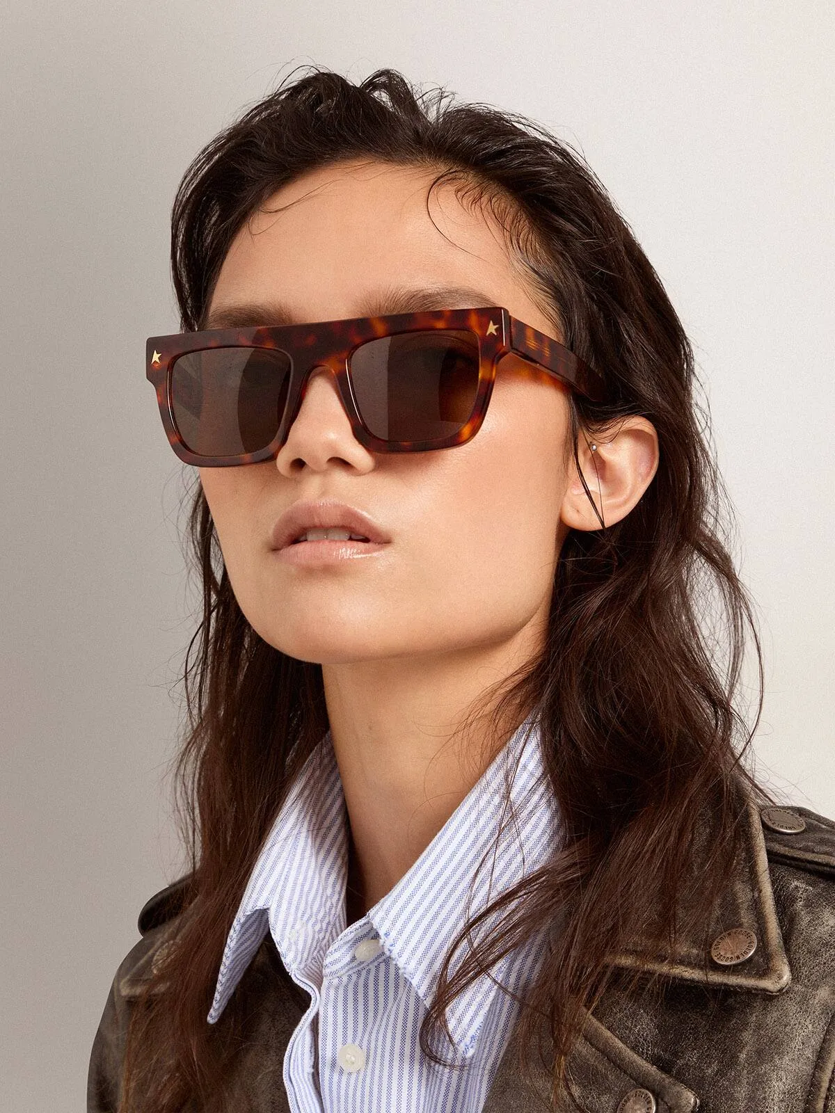 Lunettes de soleil modèle carré avec monture havane et détails dorés | Golden Goose