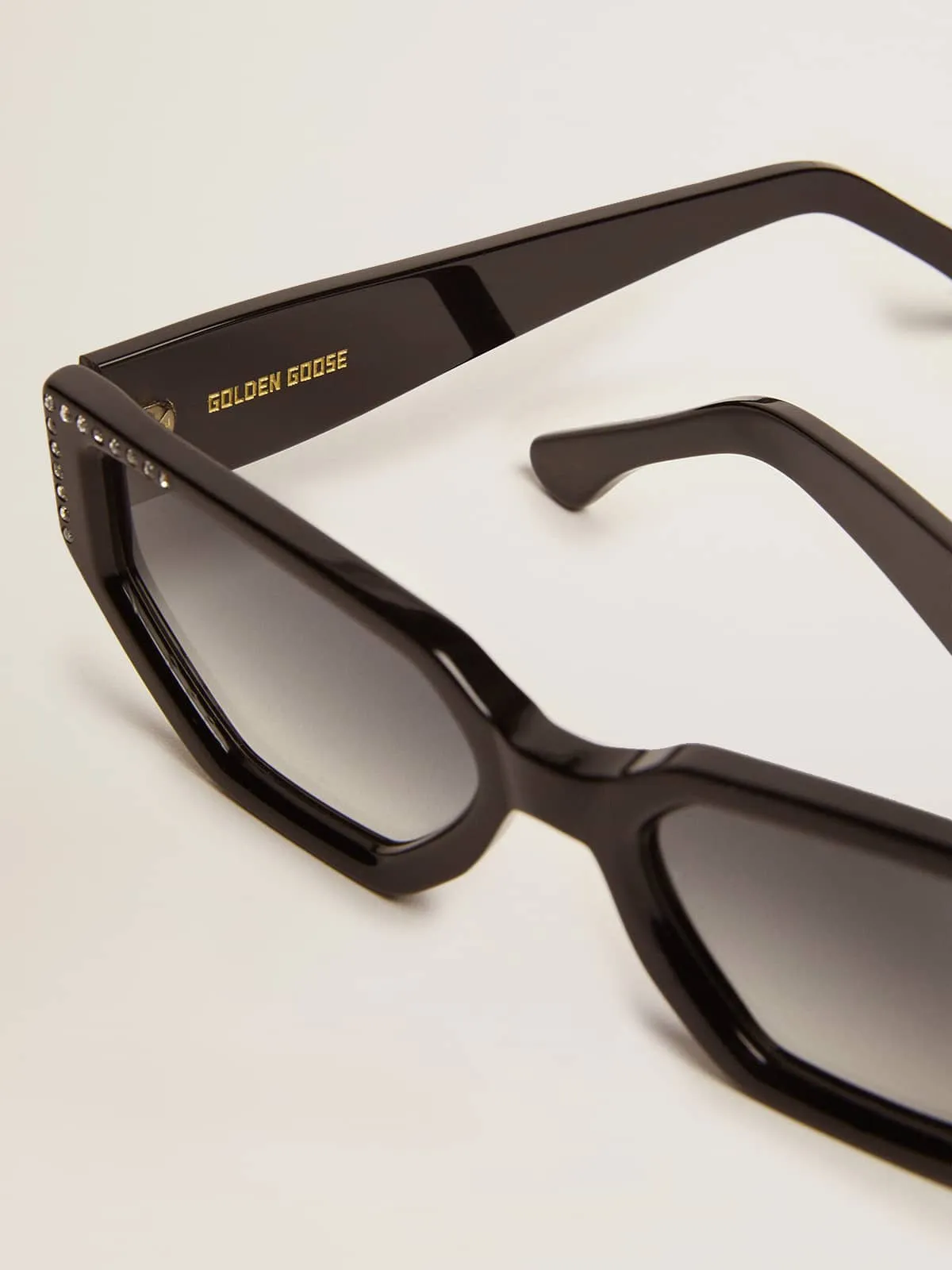 Lunettes de soleil modèle rectangulaire avec monture noire et cristaux | Golden Goose