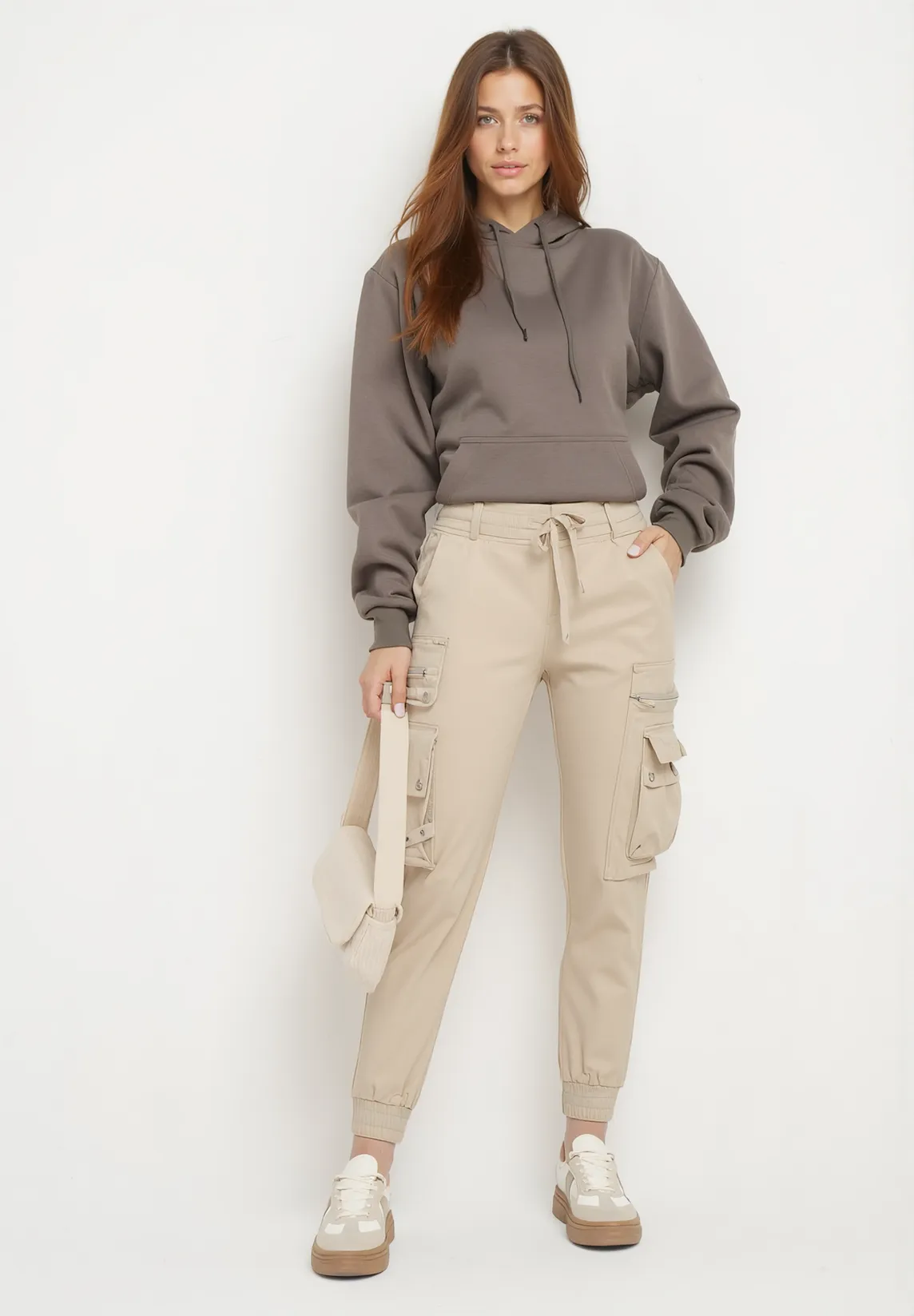 Pantalon cargo beige avec taille élastique multi poches