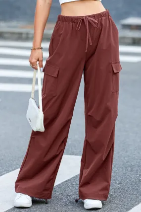 Pantalon cargo à jambe large avec cordon de serrage de couleur unie rouge minéral