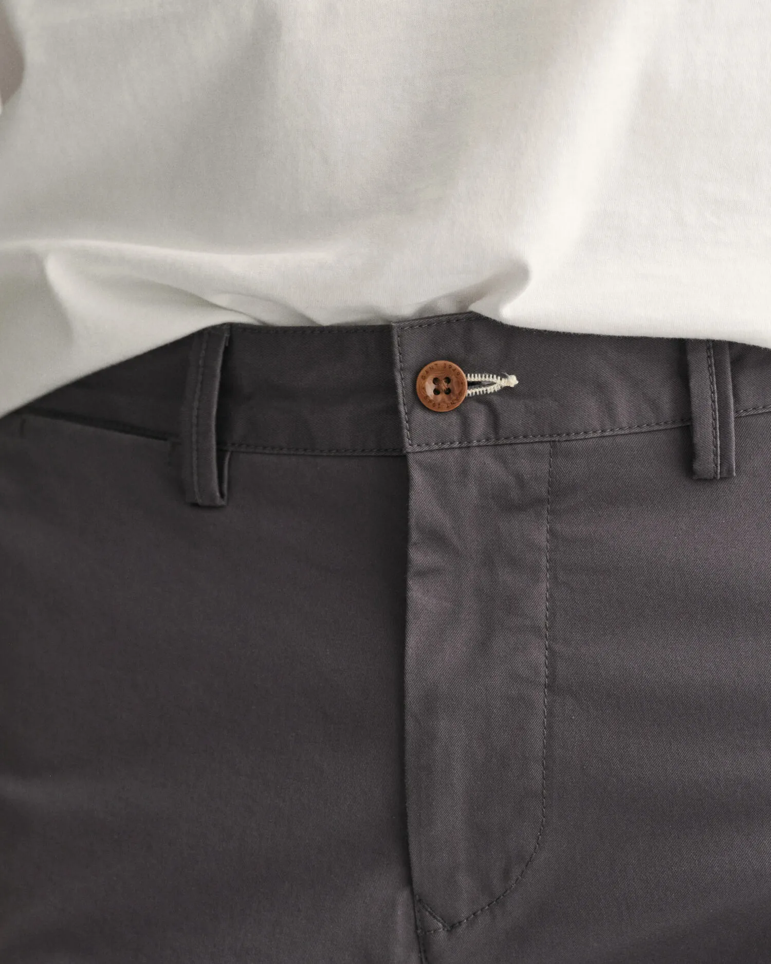 Pantalon chino en sergé ajusté