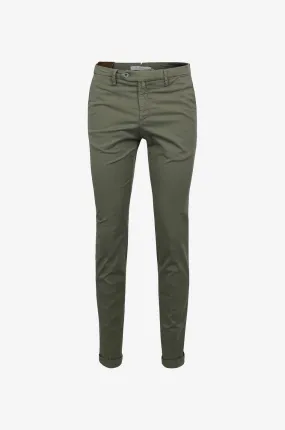 Pantalon chino slim en gabardine à revers