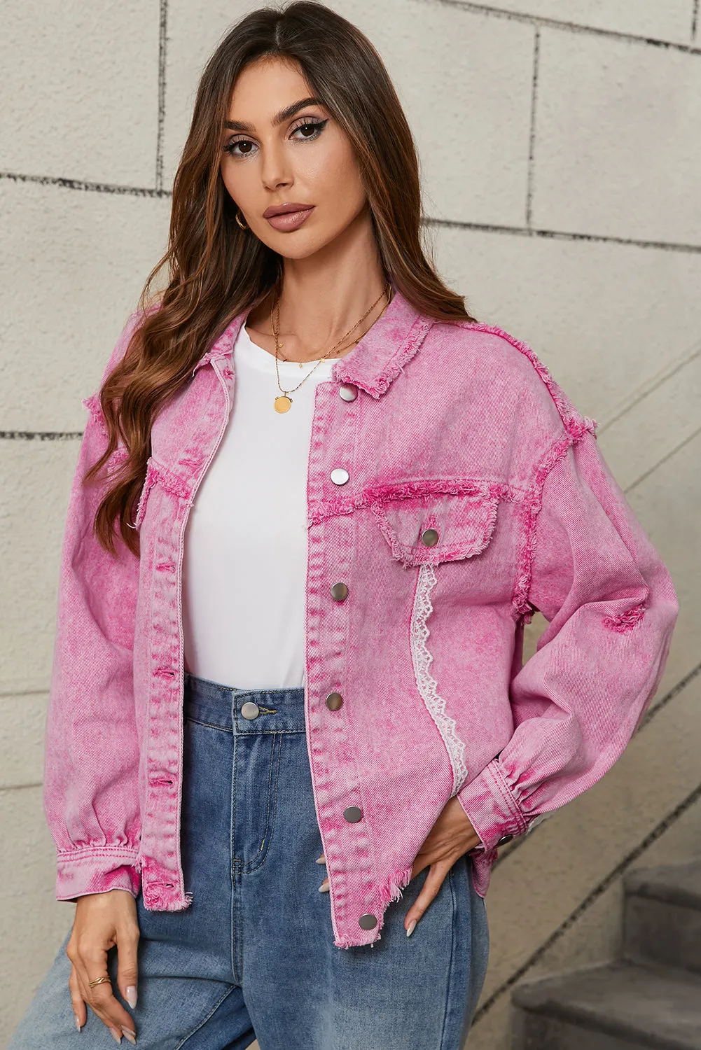 Veste en jean boutonnée effet vieilli en dentelle rose