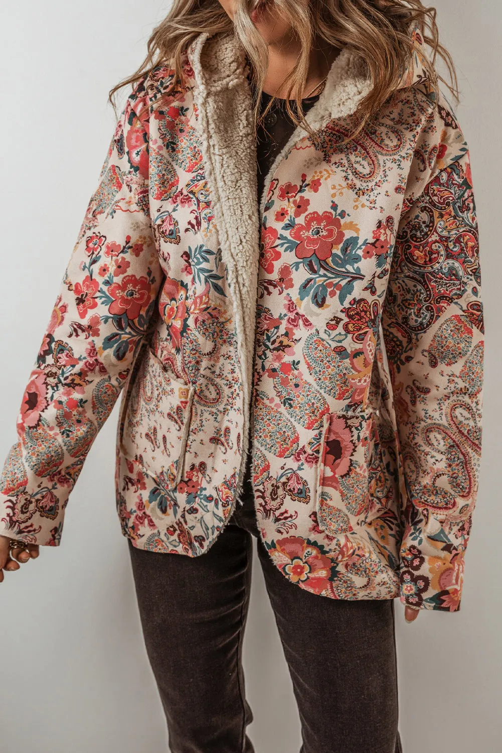 Veste à capuche beige doublée en sherpa imprimé floral vintage Paisley